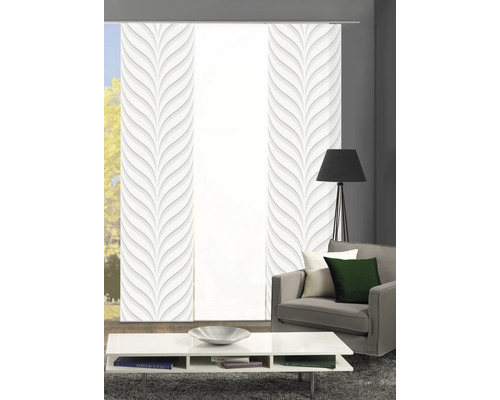 Wohnraum mit Schiebegardinen mit Blattmuster, Sessel und Tisch