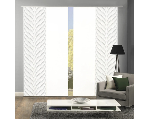 Dekorativer Flächenvorhang mit Blättermuster im Wohnzimmer.