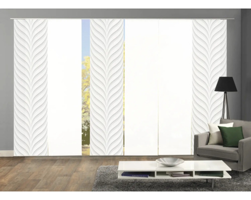 Wohnzimmer mit Schiebegardinen mit Blattmuster für Fensterdekoration