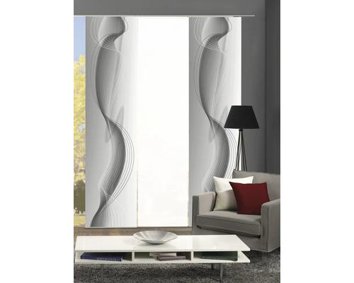 Wohnzimmer mit Schiebegardinen mit grafischem Muster und Möbeln