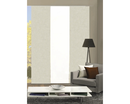 Wohnzimmer mit Schiebegardine, Sessel, Stehlampe und Couchtisch