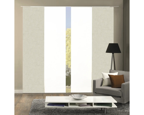 Wohnzimmer mit Schiebegardinen an der Fensterfront