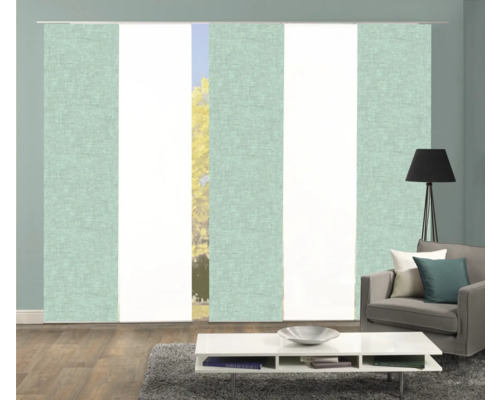 Wohnzimmer mit Schiebegardinen an der Fensterfront