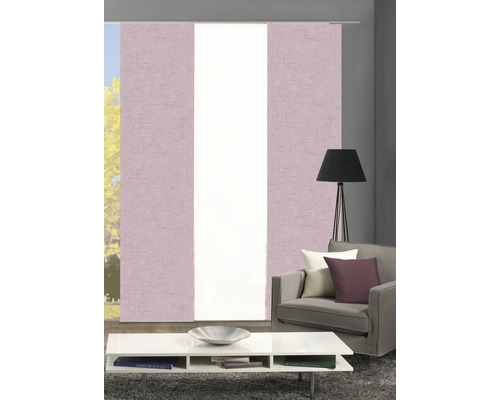 Wohnzimmer mit Flächenvorhängen, Couch und Tisch.