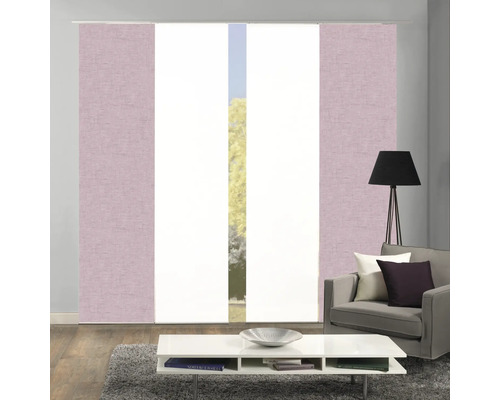 Wohnraum mit Schiebegardinen und Einrichtung