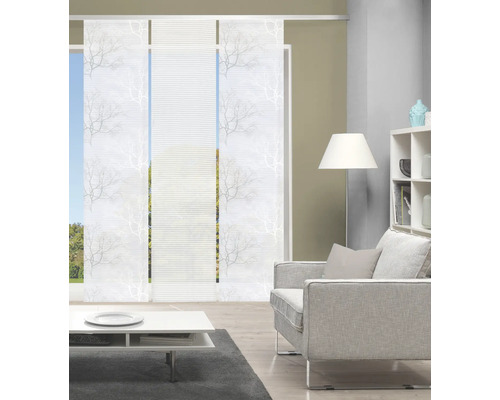 Wohnzimmer mit Schiebegardinen mit Baumstruktur und schlichten Mustern für Fensterdekoration