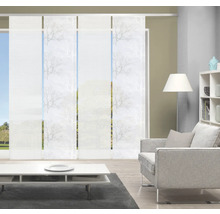 Wohnzimmer mit Schiebegardinen mit Baum Muster, Sofa und Tisch.