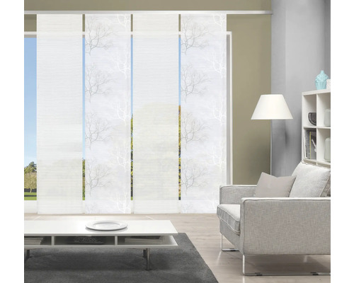 Wohnzimmer mit Schiebegardinen mit Baum Muster, Sofa und Tisch.
