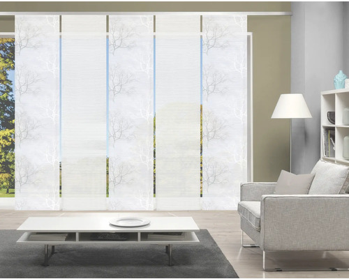 Dekorativer Flächenvorhang mit Baumdesign im Wohnzimmer.