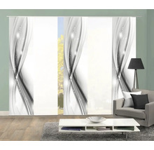 Schiebegardinen mit abstraktem Design in einem Wohnzimmer