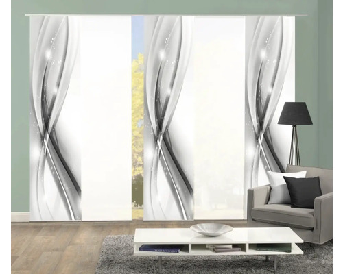 Schiebegardinen mit abstraktem Design in einem Wohnzimmer