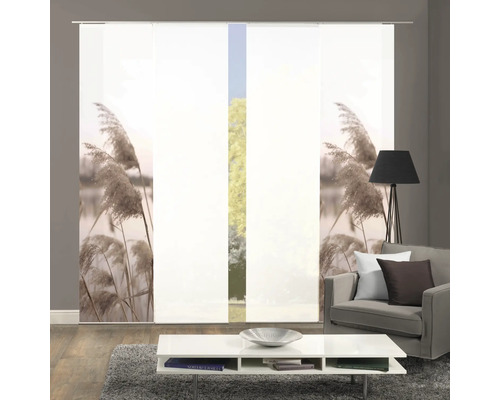 Dekorativer Schiebevorhang mit Naturmotiv im Wohnzimmer