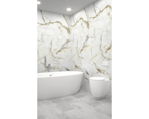 Modernes Badezimmer mit Badewanne, Toilette und Marmorwand