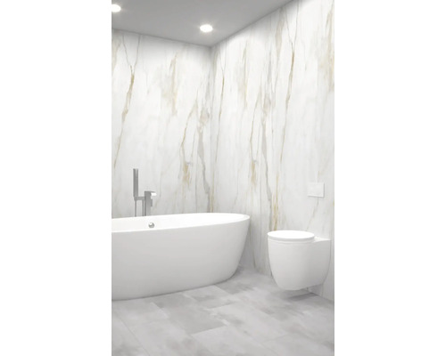 Badezimmer mit freistehender Badewanne und wandhängendem WC vor gefliester Wand