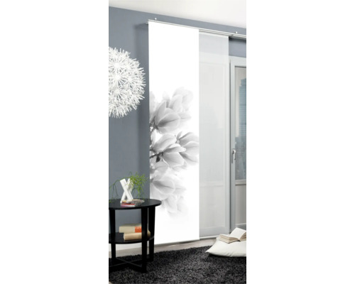 Dekoratives Schiebegardinen-Set mit Blumenmuster in einem hellen, modern eingerichteten Raum