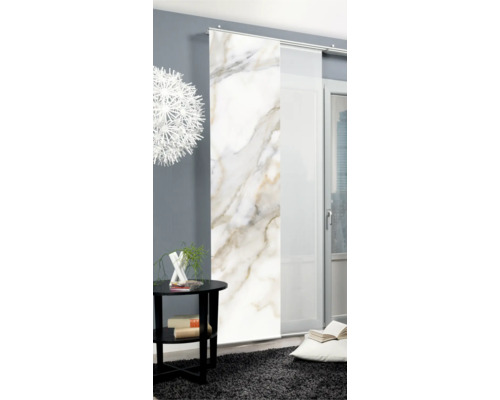 Raum mit Schiebegardinen mit Marmormuster neben einem runden Tisch