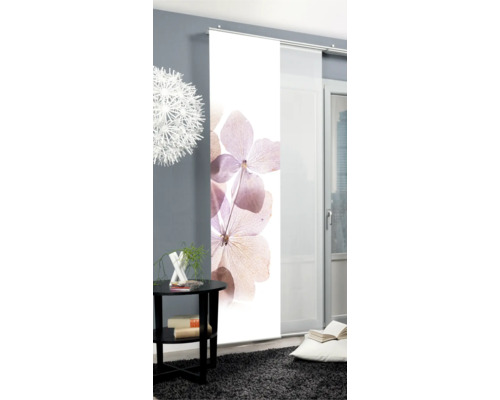 Raumansicht mit Schiebegardine mit Blumenmuster