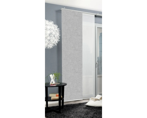 Wohnraum mit Schiebegardine und Deko-Elementen