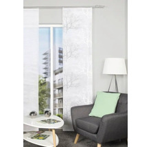 Raum mit Schiebegardinen mit Baumdesign an einem Fenster