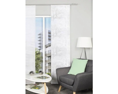 Raum mit Schiebegardinen mit Baumdesign an einem Fenster