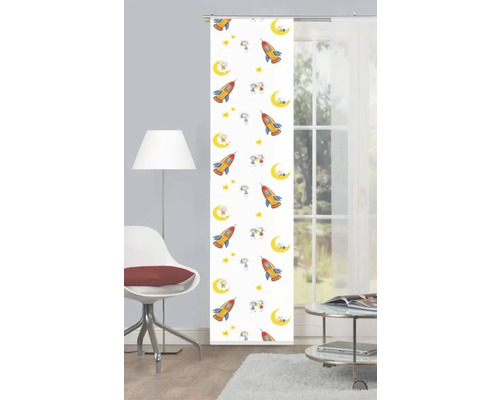 Schiebegardine mit Raketen-, Mond- und Sternenmuster vor Fenster