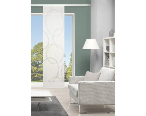 Wohnzimmer mit Schiebevorhang mit Kreis-Motiv, Sessel, Stehlampe und Regal