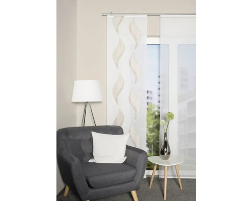 Wohnzimmer mit Schiebevorhängen, Sessel, Stehlampe und Beistelltisch