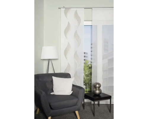 Wohnzimmer mit Schiebevorhängen, Sessel, Kissen, Tisch und Lampe für eine helle und freundliche Atmosphäre.