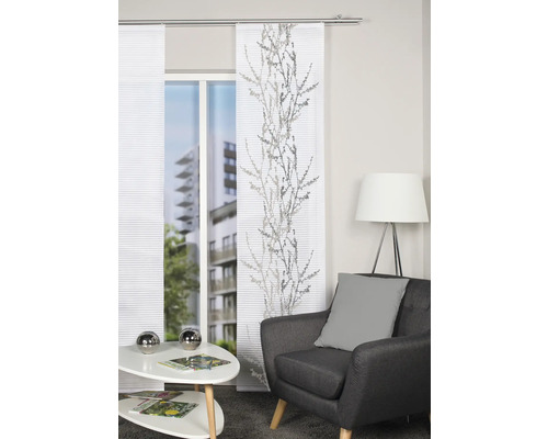 Wohnzimmer mit Schiebevorhängen mit Pflanzenmuster