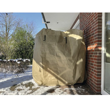 Abgedeckter Gartengrill mit Schutzhülle im Wintergarten.