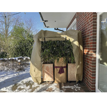 Winterlandschaft mit Pflanzkübeln und Pflanzen-Winterschutzhaube