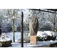 Pflanzenschutzhaube im winterlichen Garten