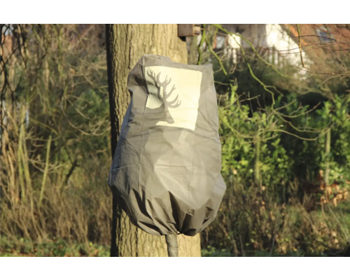 Baumschutzhülle mit Baumaufdruck zum Schutz vor Kälte.