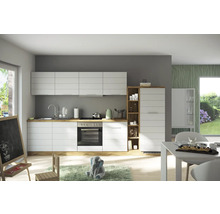 Moderne Küche mit weißen Schränken, Arbeitsplatte aus Holz und Elektrogeräten