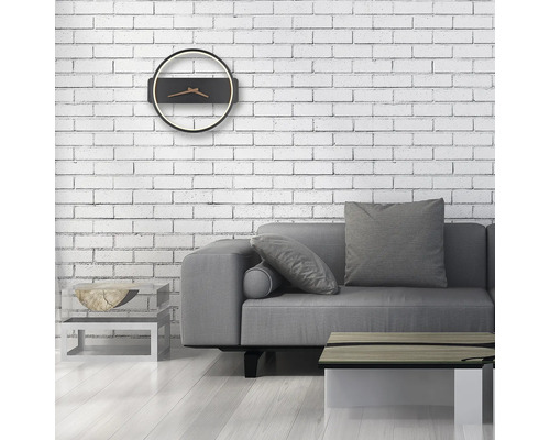 Wanduhr mit LED-Beleuchtung in einem Wohnzimmer