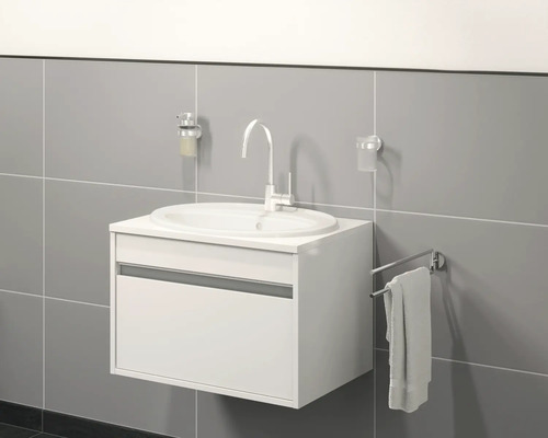 Modernes Badezimmer mit Waschbeckenunterschrank, Armatur, Seifenspender, Zahnputzbecher und Handtuchhalter