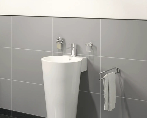 Badezimmer mit freistehendem Waschbecken, Armatur, Seifenspender, Becher und Handtuchhalter