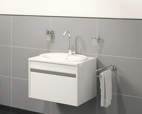 Badezimmer mit Waschbeckenunterschrank, Seifenspender, Zahnputzbecher und Handtuchhalter