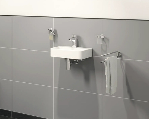 Modernes Badezimmer mit Waschbecken, Armatur, Handtuchhalter und Seifenspender