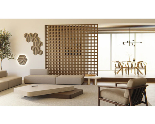 Wohnzimmer mit Couch, Tisch, Holz Raumteiler und dekorativen Wandpaneelen