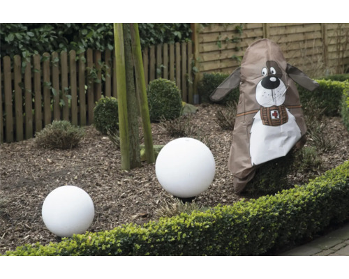 Garten mit Pflanzen, Kugelleuchten und Winterschutzhülle im Hunde Design