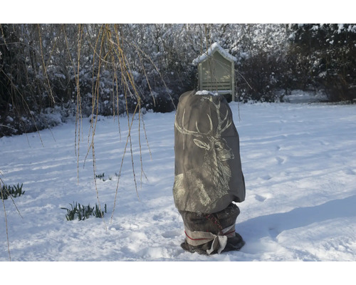 Pflanzenschutzhülle mit Hirschmotiv im verschneiten Garten