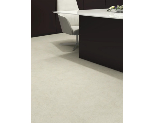 Heller Boden mit Fliesen in einem Raum mit Kücheninsel