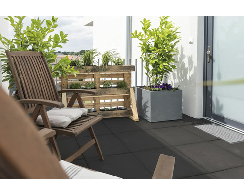 Balkon mit Holzstühlen, Pflanzpalette und Betonpflanzgefäß.