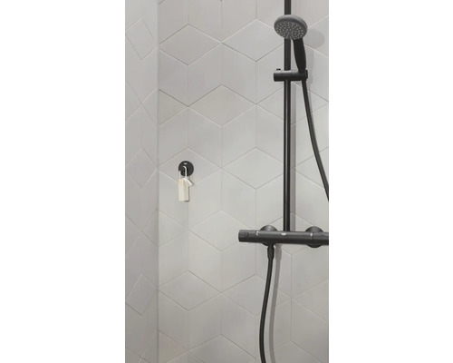 Duscharmatur mit geometrischen Wandfliesen im Badezimmer