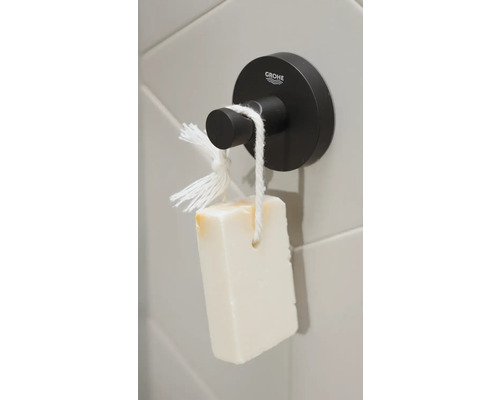 Schwarzer Bademantelhaken mit Grohe Logo und Seife