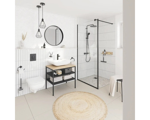 Modernes Badezimmer mit Dusche, Waschbecken, Spiegel und Toilette in hellem Design