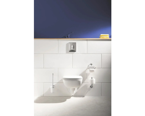 Modernes Badezimmer mit Wand-WC, Toilettenbürste und Papierhalter