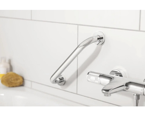 Haltegriff aus Metall im Badezimmer