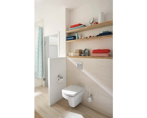Modernes Badezimmer mit Wand-WC, Holzregalen und hellem Interieur.
